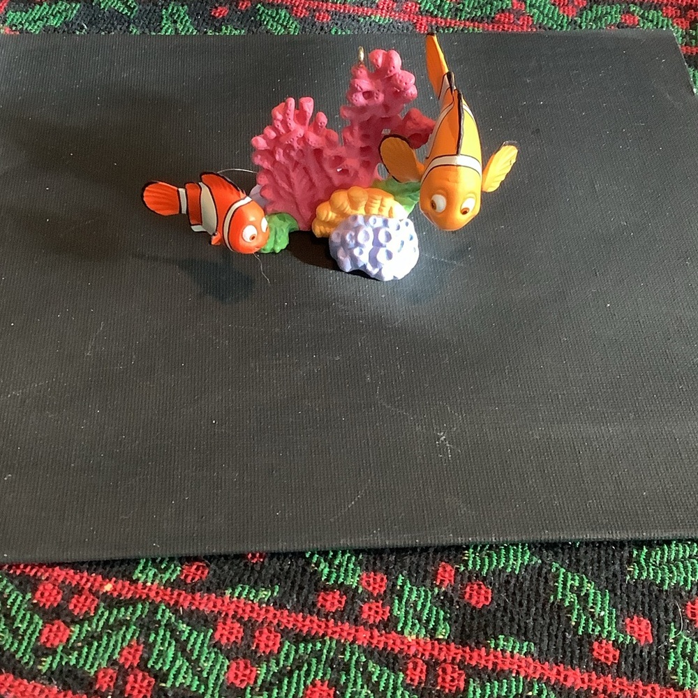 Hallmark Keepsake Finding Nemo ( no box )